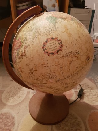 Globo Terráqueo Antiguo Iluminado
