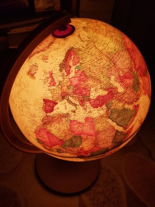 Globo Terráqueo Antiguo Iluminado