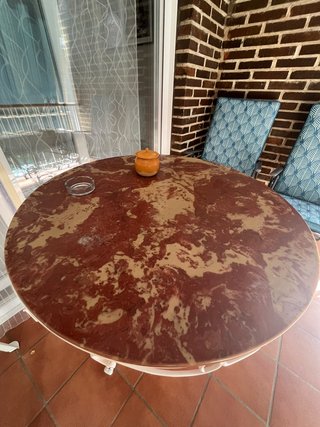 Mesa de mármol y base de acero forjado