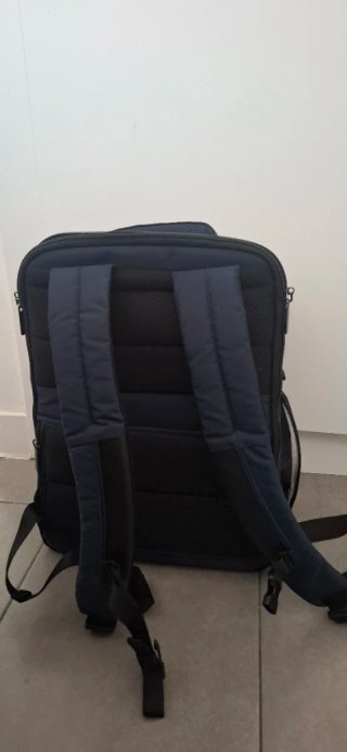 Mochila azul y negra