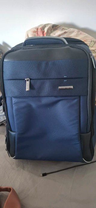 Mochila azul y negra