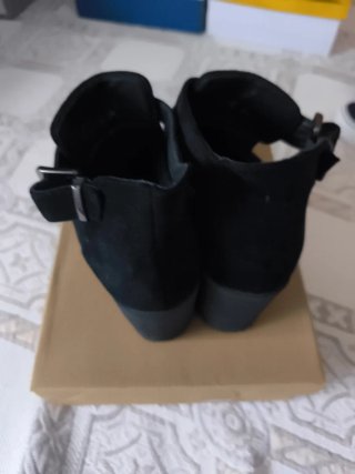 Botines negros de ante ,abiertos a los lados