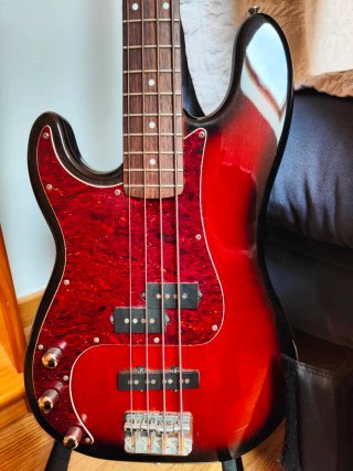 Bajo eléctrico para zurdos + funda + amplificador