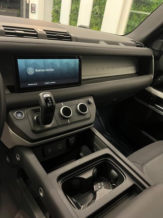 Land Rover Defender 2024