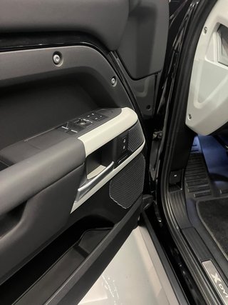 Land Rover Defender 2024