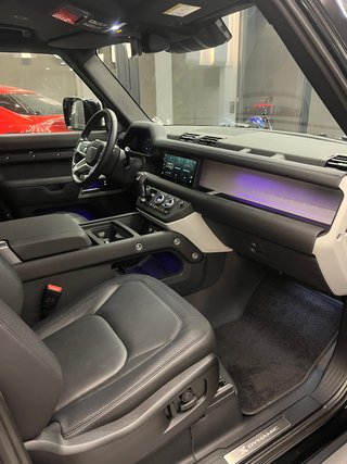 Land Rover Defender 2024