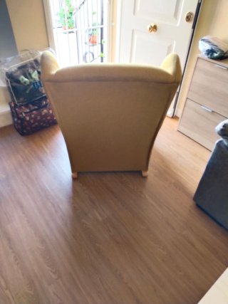 Sillón de tela amarillo