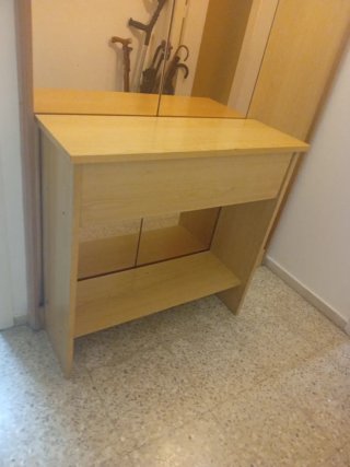 Recibidor de madera con espejo luz y ménsula