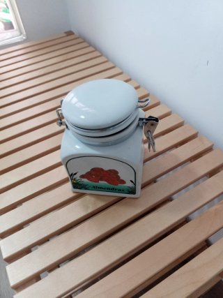 Tarro de cerámica para almendras