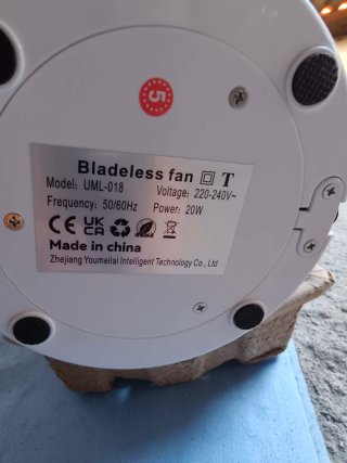 Ventilador de pie gris y plateado