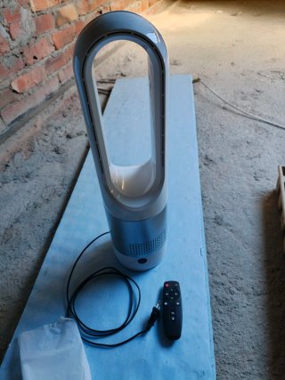 Ventilador de pie gris y plateado