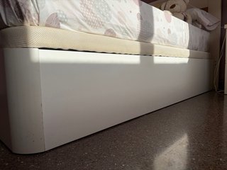 Canapé abatible blanco con cabecero