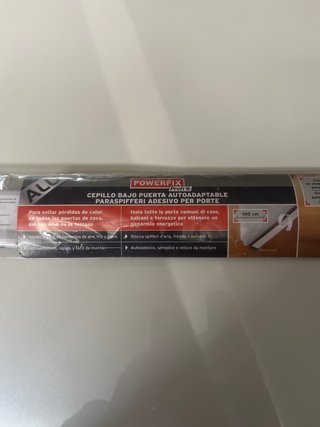 Cepillo bajo puerta autoadaptable