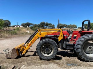 Tractor Massey Ferguson con pala