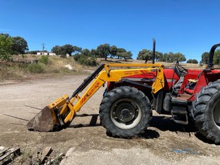 Tractor Massey Ferguson con pala