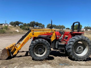 Tractor Massey Ferguson con pala