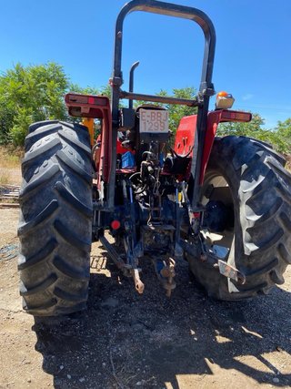Tractor Massey Ferguson con pala