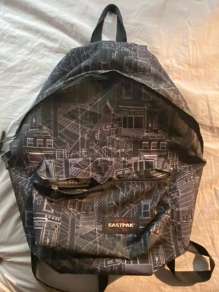 Mochila Eastpak negra con estampado