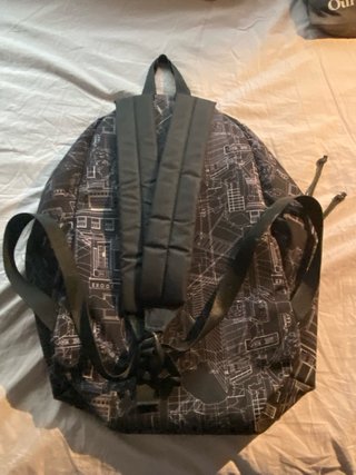 Mochila Eastpak negra con estampado