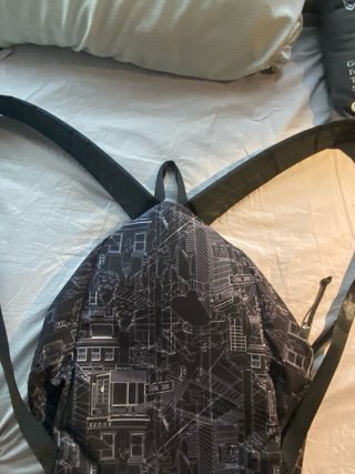 Mochila Eastpak negra con estampado