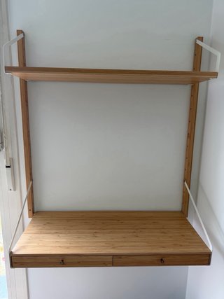 Estantería de madera y metal