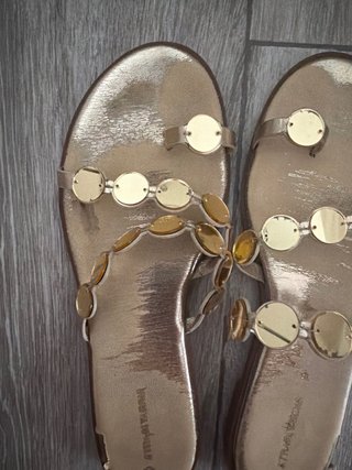 Sandalias Stradivarius doradas adornos