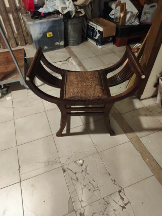 Butaca de madera con asiento de mimbre
