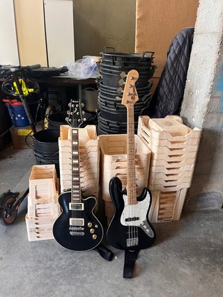Guitarra eléctrica y bajo negro