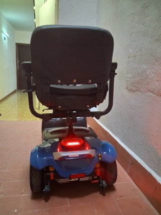 Scooter eléctrico azul y negro