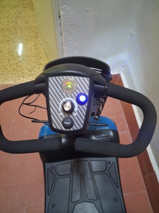 Scooter eléctrico azul y negro