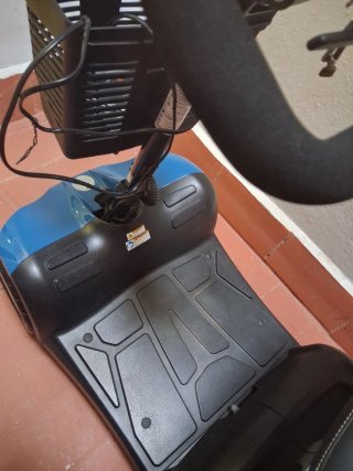 Scooter eléctrico azul y negro