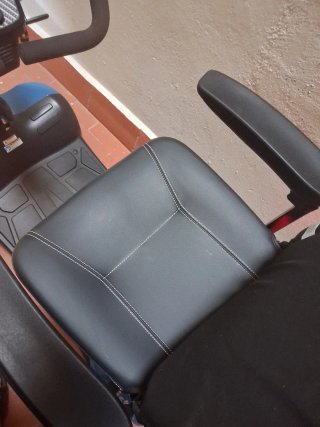 Scooter eléctrico azul y negro