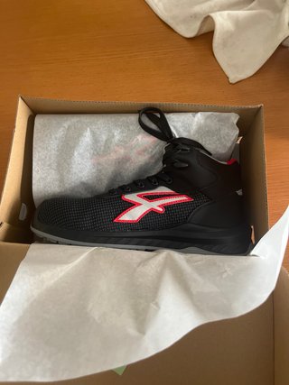 Botas de trabajo negras y rojas