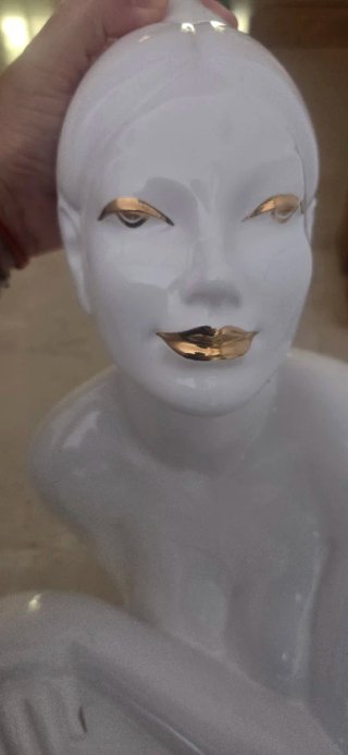 Figura mujer porcelana blanco y dorado