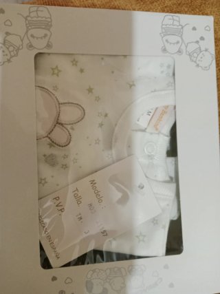 Ropa de bebé 0-3 y accesorios de cuna y carro.