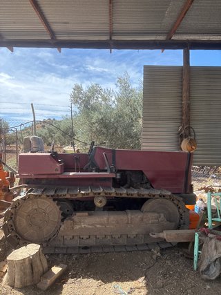 Tractor de cadenas rojo