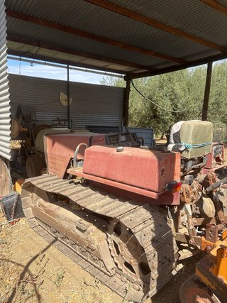 Tractor de cadenas rojo
