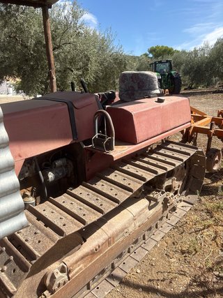 Tractor de cadenas rojo