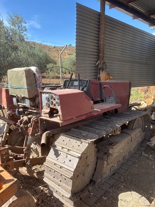 Tractor de cadenas rojo