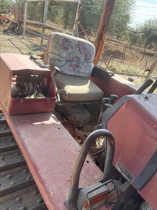 Tractor de cadenas rojo