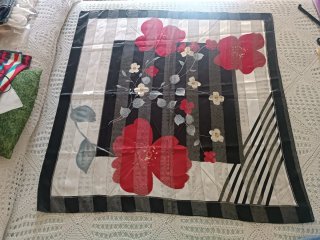 Pañuelo floral azul y gris. Otro rojo y negro
