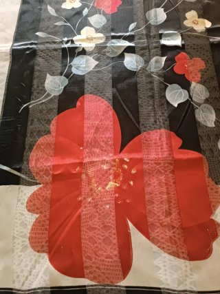 Pañuelo floral azul y gris. Otro rojo y negro