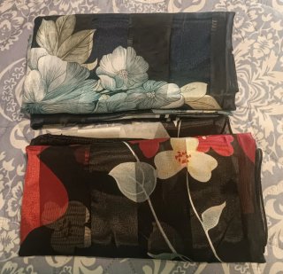 Pañuelo floral azul y gris. Otro rojo y negro