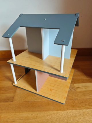 Casita de madera para niños más accesorios.