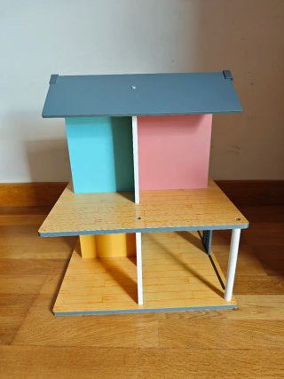 Casita de madera para niños más accesorios.