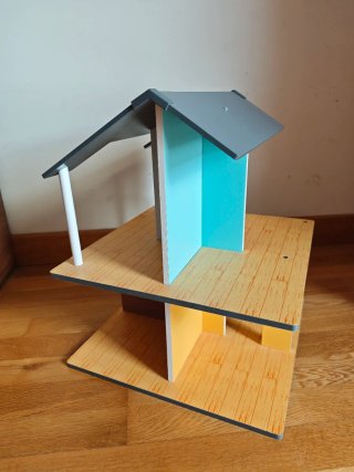 Casita de madera para niños más accesorios.