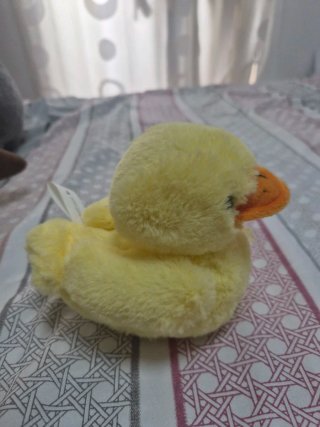 Peluche patito amarillo con lazo