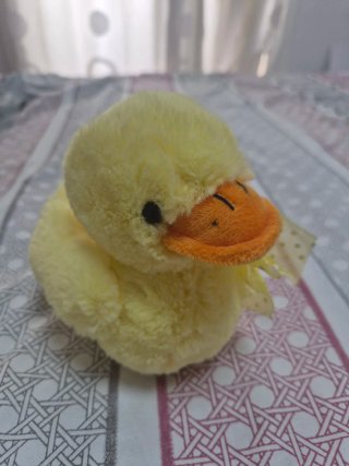 Peluche patito amarillo con lazo