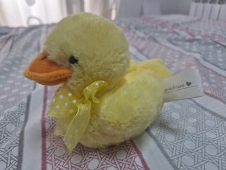 Peluche patito amarillo con lazo