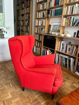 Sillón Ikea Strandmon naranja rojizo